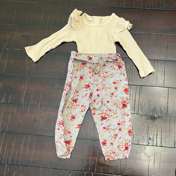 Baby girl 0-3mo and 0-6mo clothes bundle, pants and top set, gap baby one piece - Picture 3 of 12